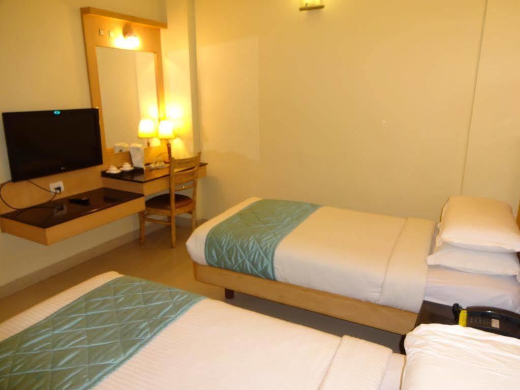 Hotel Super Capital O Grand Plaza Coimbatore Exterior foto