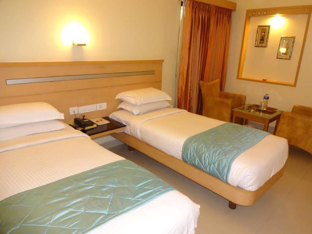 Hotel Super Capital O Grand Plaza Coimbatore Exterior foto