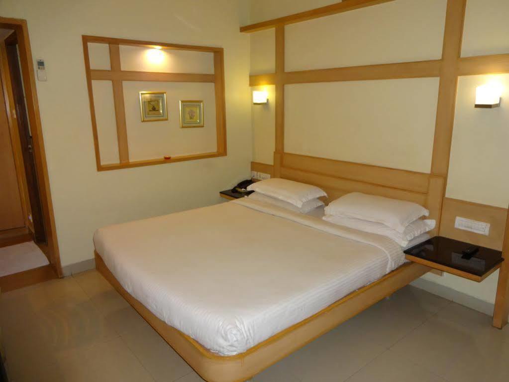 Hotel Super Capital O Grand Plaza Coimbatore Exterior foto